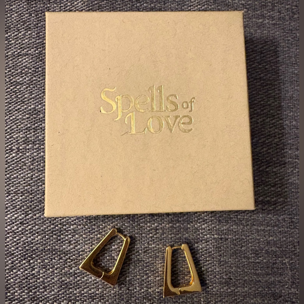 Spells of Love ‘Alia’ Yellow Gold Hoops ASO Catherine, Princess of Wales - Picture 8 of 14